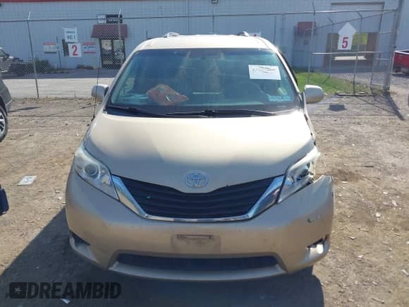 2012 Toyota Sienna LE AAS z VIN 5TDKK3DC7CS224182, wystawiony jako IAAI lot #43201806 z przebiegiem 218 893 mil mil oraz . Historia ofert i sprzedaży dostępna na DreamBid. Obrazek 12.