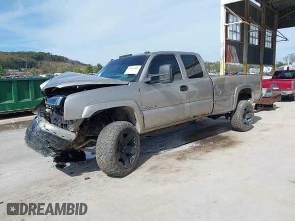 2003 Chevrolet Silverado 2500HD LT с VIN 1GCHK29U53E277670, выставлен на аукционе IAAI как лот 43361681 с пробегом 240 810 миль миль и . История ставок и продаж доступна на DreamBid. Изображение 2.