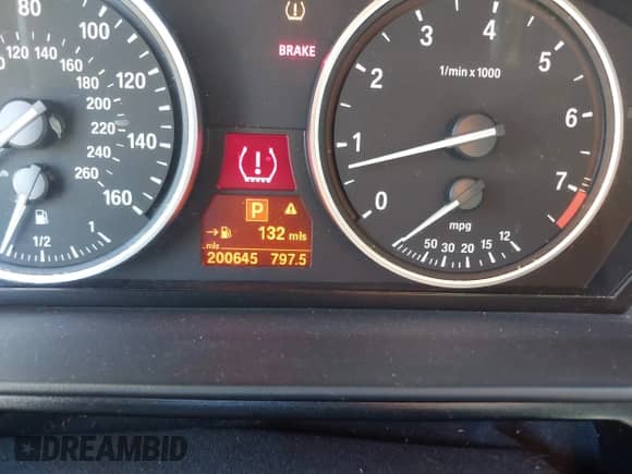 2010 BMW 5 Series 528i z VIN WBANU5C5XAC128449, wystawiony jako IAAI lot #43295875 z przebiegiem 200 645 mil mil oraz . Historia ofert i sprzedaży dostępna na DreamBid. Obrazek 7.