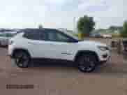 2018 Jeep Compass Trailhawk z VIN 3C4NJDDB8JT234574, wystawiony jako IAAI lot #43049041 z przebiegiem 93 968 mil mil oraz . Historia ofert i sprzedaży dostępna na DreamBid. Obrazek 13.