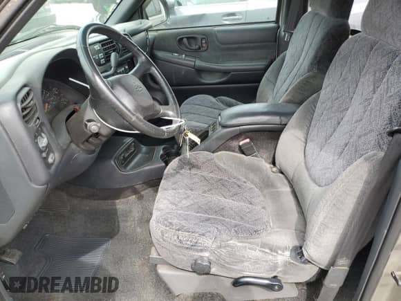 2001 Chevrolet S-10 LS with VIN 1GCDT13W61K225690, listed as a Copart auction lot 58546865 with 176,558 mi miles and Clean title. Bid and sale history available at DreamBid. Image 7.