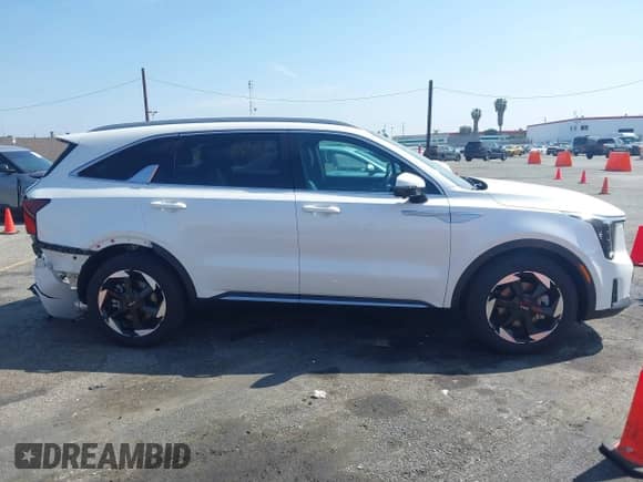 2025 Kia Sorento SX Prestige with VIN KNDRKDJG6S5296538, listed as a IAAI auction lot 41891782 with 8,292 mi miles and . Bid and sale history available at DreamBid. Image 13.