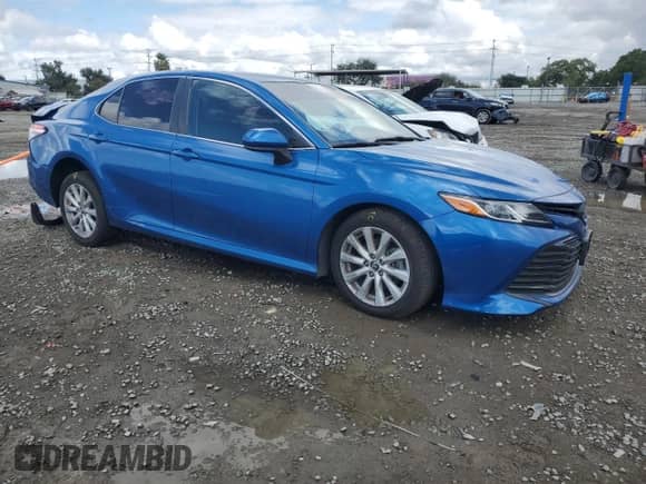 2020 Toyota Camry LE z VIN 4T1C11AK2LU306688, wystawiony jako Copart lot #82510505 z przebiegiem 104 108 mil mil oraz Szkoda całkowita • Salvage title. Historia ofert i sprzedaży dostępna na DreamBid. Obrazek 4.