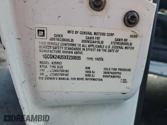 1999 Chevrolet Silverado 2500 с VIN 1GCGK24U5XE230695, выставлен на аукционе Copart как лот 44050175 с пробегом 215 911 миль миль и Списание • Salvage title. История ставок и продаж доступна на DreamBid. Изображение 12.