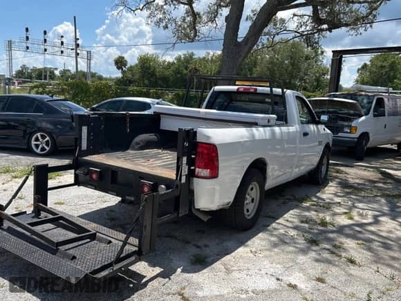 2017 Ram 1500 Tradesman z VIN 3C6JR7DG1HG617495, wystawiony jako Copart lot #69470755 z przebiegiem 142 042 mil mil oraz Czysty tytuł • Clean title. Historia ofert i sprzedaży dostępna na DreamBid. Obrazek 4.