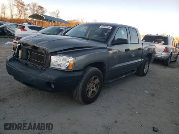 2007 Dodge Dakota SLT z VIN 1D7HE48N87S107409, wystawiony jako Copart lot #84056444 z przebiegiem 226 839 mil mil oraz Szkoda całkowita • Salvage title. Historia ofert i sprzedaży dostępna na DreamBid. Obrazek 1.