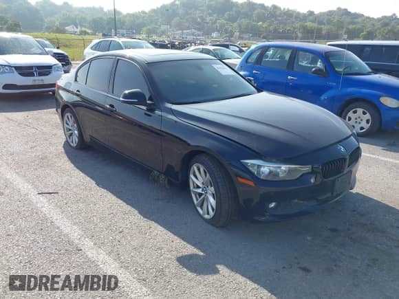 2015 BMW 3 Series 320i xDrive z VIN WBA3C3G56FNT51902, wystawiony jako IAAI lot #43152629 z przebiegiem 154 591 mil mil oraz . Historia ofert i sprzedaży dostępna na DreamBid. Obrazek 1.