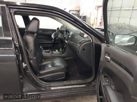 2018 Chrysler 300 Limited z VIN 2C3CCAKG5JH181716, wystawiony jako IAAI lot #42742226 z przebiegiem 188 662 mil mil oraz . Historia ofert i sprzedaży dostępna na DreamBid. Obrazek 5.