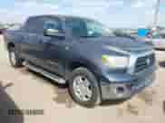 2007 Toyota Tundra SR5 z VIN 5TBET54107S456402, wystawiony jako IAAI lot #41828151 z przebiegiem 104 672 mil mil oraz . Historia ofert i sprzedaży dostępna na DreamBid. Obrazek 1.
