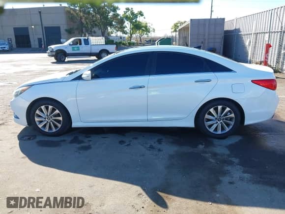 2014 Hyundai Sonata SE z VIN 5NPEC4AC0EH820702, wystawiony jako IAAI lot #43496052 z przebiegiem 134 812 mil mil oraz . Historia ofert i sprzedaży dostępna na DreamBid. Obrazek 14.