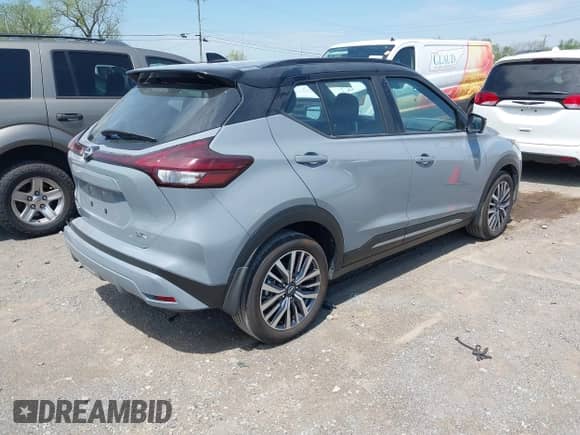 2024 Nissan Kicks SR с VIN 3N1CP5DV2RL502815, выставлен на аукционе IAAI как лот 42052304 с пробегом 8 274 миль миль и . История ставок и продаж доступна на DreamBid. Изображение 4.