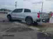 2022 Chevrolet Silverado 1500 RST z VIN 1GCUDEET8NZ571342, wystawiony jako IAAI lot #42146604 z przebiegiem 90 957 mil mil oraz . Historia ofert i sprzedaży dostępna na DreamBid. Obrazek 3.
