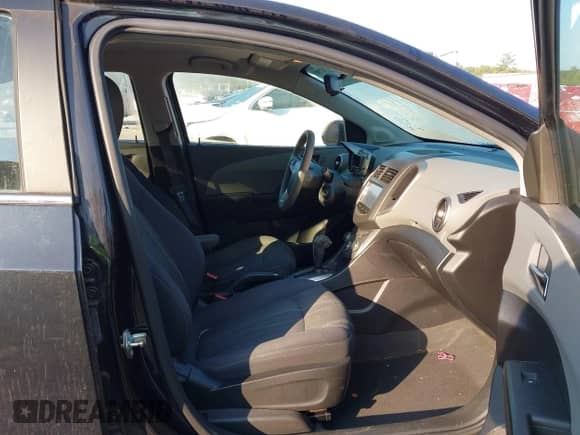 2015 Chevrolet Sonic LT с VIN 1G1JC5SH3F4164235, выставлен на аукционе IAAI как лот 43274791 с пробегом 144 000 миль миль и . История ставок и продаж доступна на DreamBid. Изображение 5.