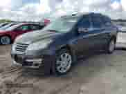 2013 Chevrolet Traverse LT z VIN 1GNKRGKD8DJ114746, wystawiony jako Copart lot #85871615 z przebiegiem 178 904 mil mil oraz Czysty tytuł • Clean title. Historia ofert i sprzedaży dostępna na DreamBid. Obrazek 1.