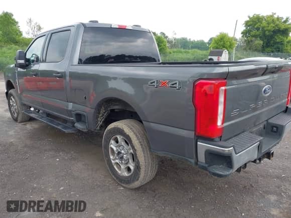2025 Ford F-250 XL z VIN 1FT7W2BT6SEC33936, wystawiony jako IAAI lot #42483323 z przebiegiem 14 277 mil mil oraz . Historia ofert i sprzedaży dostępna na DreamBid. Obrazek 3.