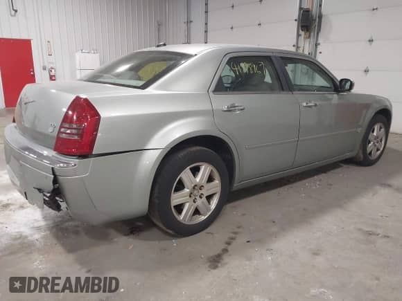 2005 Chrysler 300 300C AWD with VIN 2C3AK63H85H672348, listed as a IAAI auction lot 41998967 with 195,266 mi miles and . Bid and sale history available at DreamBid. Image 4.
