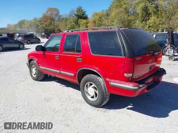 1999 Chevrolet Blazer LS z VIN 1GNDT13WXX2103995, wystawiony jako IAAI lot #43444997 z przebiegiem 211 763 mil mil oraz . Historia ofert i sprzedaży dostępna na DreamBid. Obrazek 3.