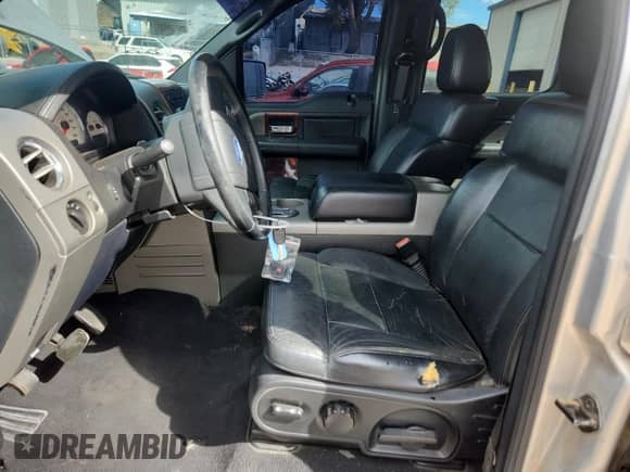 2006 Ford F-150 XLT z VIN 1FTPW12V26FA93010, wystawiony jako Copart lot #83843545 z przebiegiem 169 536 mil mil oraz Szkoda całkowita • Salvage title. Historia ofert i sprzedaży dostępna na DreamBid. Obrazek 7.