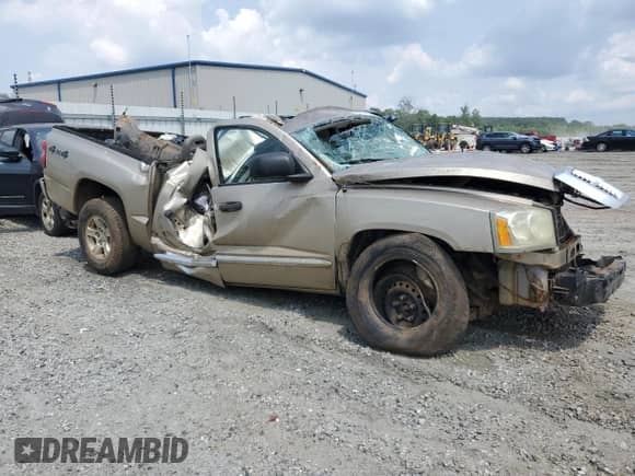 2005 Dodge Dakota Laramie z VIN 1D7HW58N15S145340, wystawiony jako Copart lot #58954154 z przebiegiem Nie podano mil oraz Szkoda całkowita • Salvage title. Historia ofert i sprzedaży dostępna na DreamBid. Obrazek 4.
