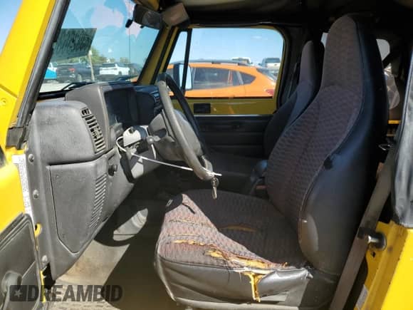 2000 Jeep Wrangler Sport z VIN 1J4FA49S0YP763894, wystawiony jako Copart lot #83925635 z przebiegiem 205 752 mil mil oraz Czysty tytuł • Clean title. Historia ofert i sprzedaży dostępna na DreamBid. Obrazek 7.