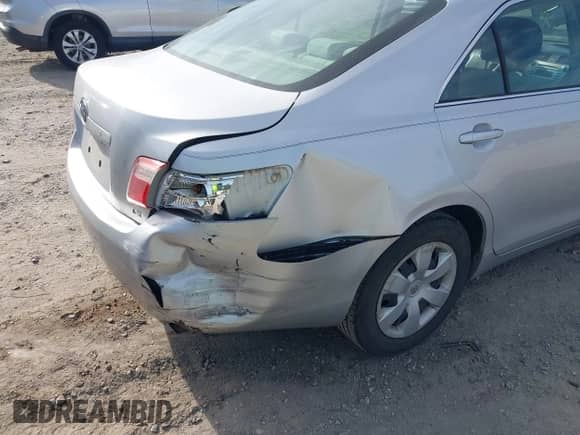 2007 Toyota Camry LE z VIN 4T1BE46K37U506544, wystawiony jako IAAI lot #43370093 z przebiegiem 178 977 mil mil oraz . Historia ofert i sprzedaży dostępna na DreamBid. Obrazek 6.