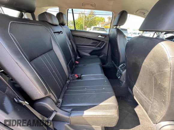 2022 Volkswagen Tiguan SE z VIN 3VV3B7AX0NM154726, wystawiony jako Copart lot #85879325 z przebiegiem 83 923 mil mil oraz Czysty tytuł • Clean title. Historia ofert i sprzedaży dostępna na DreamBid. Obrazek 6.