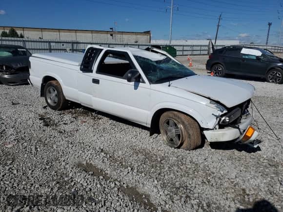 2000 Chevrolet S-10 LS z VIN 1GCCS19W0Y8138459, wystawiony jako Copart lot #82624815 z przebiegiem 180 226 mil mil oraz Szkoda całkowita • Salvage title. Historia ofert i sprzedaży dostępna na DreamBid. Obrazek 4.