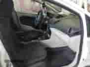 2013 Ford Fiesta S z VIN 3FADP4TJ2DM215185, wystawiony jako IAAI lot #42365480 z przebiegiem 193 072 mil mil oraz . Historia ofert i sprzedaży dostępna na DreamBid. Obrazek 5.