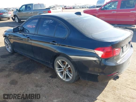 2013 BMW 3 Series 328i xDrive z VIN WBA3B3G51DNR80824, wystawiony jako IAAI lot #41902080 z przebiegiem 90 777 mil mil oraz . Historia ofert i sprzedaży dostępna na DreamBid. Obrazek 3.