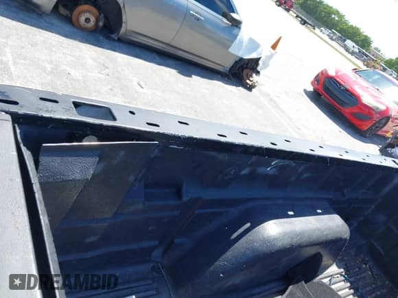 2005 Chevrolet Silverado 1500 LS z VIN 2GCEC13T451322080, wystawiony jako IAAI lot #43125281 z przebiegiem 205 678 mil mil oraz . Historia ofert i sprzedaży dostępna na DreamBid. Obrazek 20.