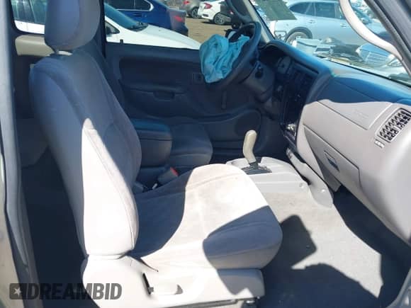 2004 Toyota Tacoma PreRunner z VIN 5TESM92NX4Z451808, wystawiony jako IAAI lot #41818256 z przebiegiem 242 858 mil mil oraz . Historia ofert i sprzedaży dostępna na DreamBid. Obrazek 5.