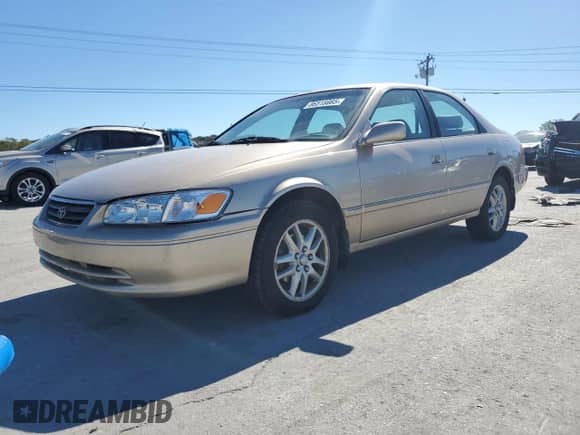 2000 Toyota Camry LE z VIN 4T1BF28K9YU951323, wystawiony jako Copart lot #86515985 z przebiegiem 112 853 mil mil oraz Szkoda całkowita • Salvage title. Historia ofert i sprzedaży dostępna na DreamBid. Obrazek 1.