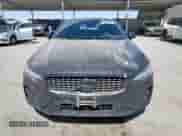 2024 Volvo S60 Plus Black Edition z VIN 7JRL12FH1RG314281, wystawiony jako Copart lot #58842195 z przebiegiem 7 522 mil mil oraz Czysty tytuł • Clean title. Historia ofert i sprzedaży dostępna na DreamBid. Obrazek 5.