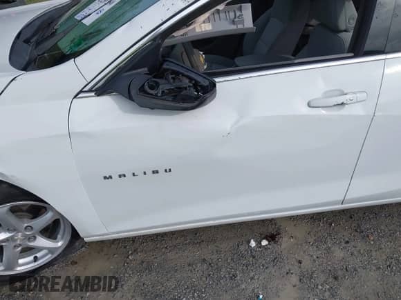 2018 Chevrolet Malibu LS z VIN 1G1ZB5ST7JF277595, wystawiony jako IAAI lot #43289380 z przebiegiem 62 729 mil mil oraz . Historia ofert i sprzedaży dostępna na DreamBid. Obrazek 16.