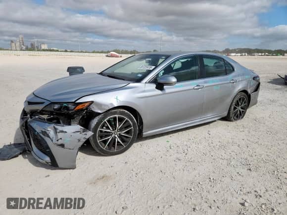 2023 Toyota Camry SE z VIN 4T1G11AK6PU749787, wystawiony jako Copart lot #81722415 z przebiegiem 33 266 mil mil oraz Szkoda całkowita • Salvage title. Historia ofert i sprzedaży dostępna na DreamBid. Obrazek 1.