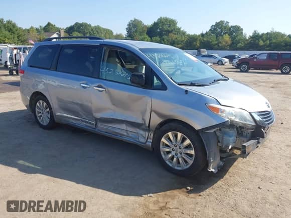 2014 Toyota Sienna LE z VIN 5TDJK3DC8ES092791, wystawiony jako IAAI lot #43256675 z przebiegiem 386 574 mil mil oraz . Historia ofert i sprzedaży dostępna na DreamBid. Obrazek 1.