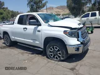 2020 Toyota Tundra SR с VIN 5TFUY5F12LX921381, выставлен на аукционе IAAI как лот 42555590 с пробегом Не указан миль и . История ставок и продаж доступна на DreamBid. Изображение 1.