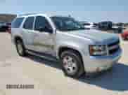 2010 Chevrolet Tahoe LS z VIN 1GNUCAE01AR288249, wystawiony jako Copart lot #71568515 z przebiegiem Nie podano mil oraz Szkoda całkowita • Salvage title. Historia ofert i sprzedaży dostępna na DreamBid. Obrazek 4.