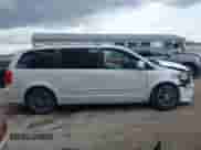 2017 Dodge Grand Caravan SXT z VIN 2C4RDGCG9HR808622, wystawiony jako IAAI lot #43054240 z przebiegiem 195 569 mil mil oraz . Historia ofert i sprzedaży dostępna na DreamBid. Obrazek 13.