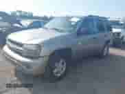 2002 Chevrolet TrailBlazer LS z VIN 1GNDS13S822370447, wystawiony jako IAAI lot #42769544 z przebiegiem 276 654 mil mil oraz . Historia ofert i sprzedaży dostępna na DreamBid. Obrazek 2.
