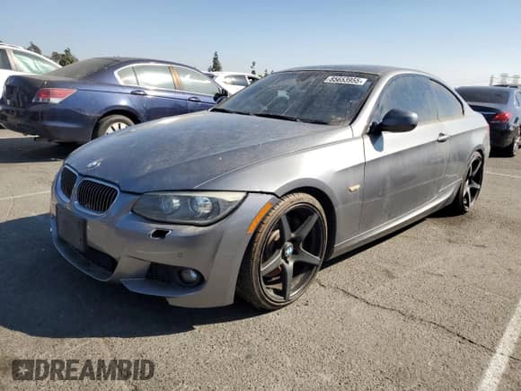 2012 BMW 3 Series 335i с VIN WBAKG7C50CE802685, выставлен на аукционе Copart как лот 85653955 с пробегом 149 925 миль миль и Чистый • Clean title. История ставок и продаж доступна на DreamBid. Изображение 1.