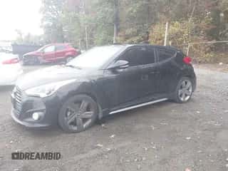 2015 Hyundai Veloster Turbo z VIN KMHTC6AE4FU226430, wystawiony jako IAAI lot #43443497 z przebiegiem 125 901 mil mil oraz . Historia ofert i sprzedaży dostępna na DreamBid. Obrazek 2.