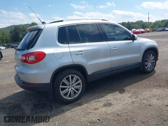 2011 Volkswagen Tiguan S with VIN WVGBV7AX4BW552207, listed as a IAAI auction lot 43156151 with 66,605 mi miles and . Bid and sale history available at DreamBid. Image 4.