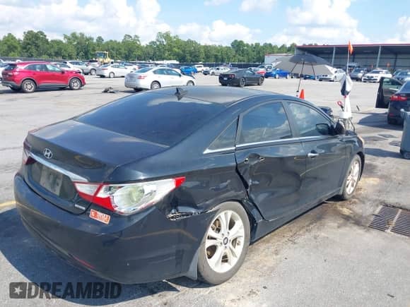 2013 Hyundai Sonata Limited z VIN 5NPEC4AC5DH675946, wystawiony jako IAAI lot #43042846 z przebiegiem 166 357 mil mil oraz . Historia ofert i sprzedaży dostępna na DreamBid. Obrazek 4.