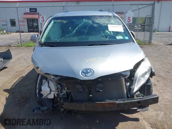 2014 Toyota Sienna LE z VIN 5TDJK3DC2ES092852, wystawiony jako IAAI lot #43026331 z przebiegiem 80 100 mil mil oraz . Historia ofert i sprzedaży dostępna na DreamBid. Obrazek 12.