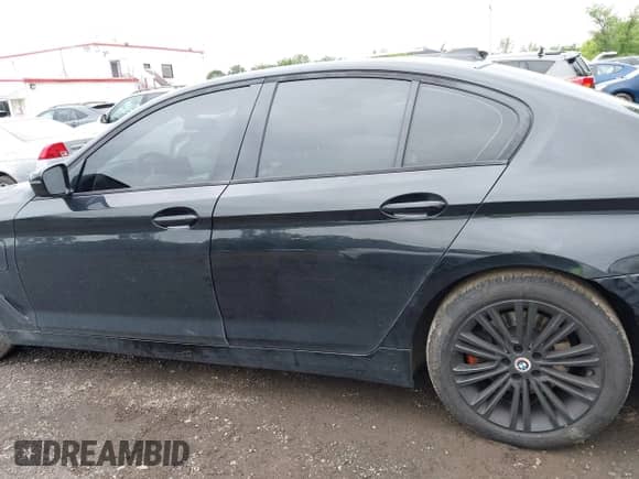 2019 BMW 5 Series 530e xDrive z VIN WBAJB1C51KB375850, wystawiony jako IAAI lot #42375948 z przebiegiem 70 680 mil mil oraz . Historia ofert i sprzedaży dostępna na DreamBid. Obrazek 14.