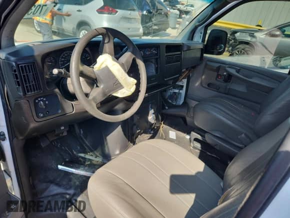 2006 Chevrolet Express Cargo z VIN 1GCFG15X461129864, wystawiony jako Copart lot #70384215 z przebiegiem Nie podano mil oraz Szkoda całkowita • Salvage title. Historia ofert i sprzedaży dostępna na DreamBid. Obrazek 8.