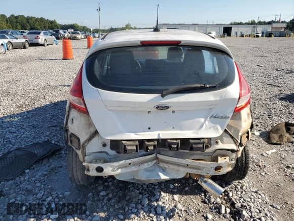 2013 Ford Fiesta S z VIN 3FADP4TJ1DM215176, wystawiony jako Copart lot #70181585 z przebiegiem 133 942 mil mil oraz Szkoda całkowita • Salvage title. Historia ofert i sprzedaży dostępna na DreamBid. Obrazek 6.