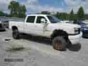 2005 Chevrolet Silverado 2500HD LS z VIN 1GCHK23245F912754, wystawiony jako Copart lot #61975505 z przebiegiem Nie podano mil oraz Czysty tytuł • Clean title. Historia ofert i sprzedaży dostępna na DreamBid. Obrazek 4.