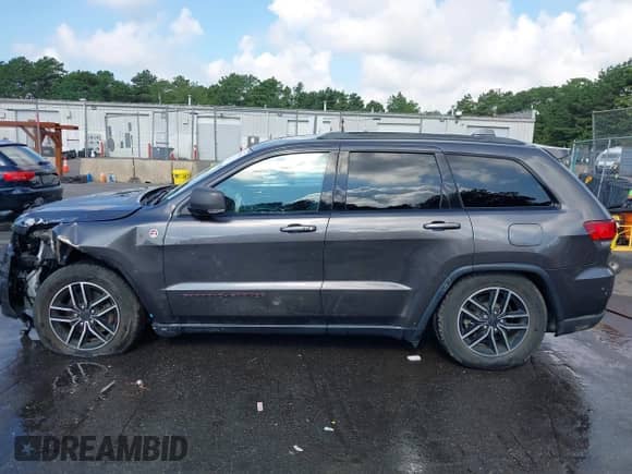 2019 Jeep Grand Cherokee Trailhawk z VIN 1C4RJFLG9KC610318, wystawiony jako IAAI lot #42708465 z przebiegiem 53 924 mil mil oraz . Historia ofert i sprzedaży dostępna na DreamBid. Obrazek 14.